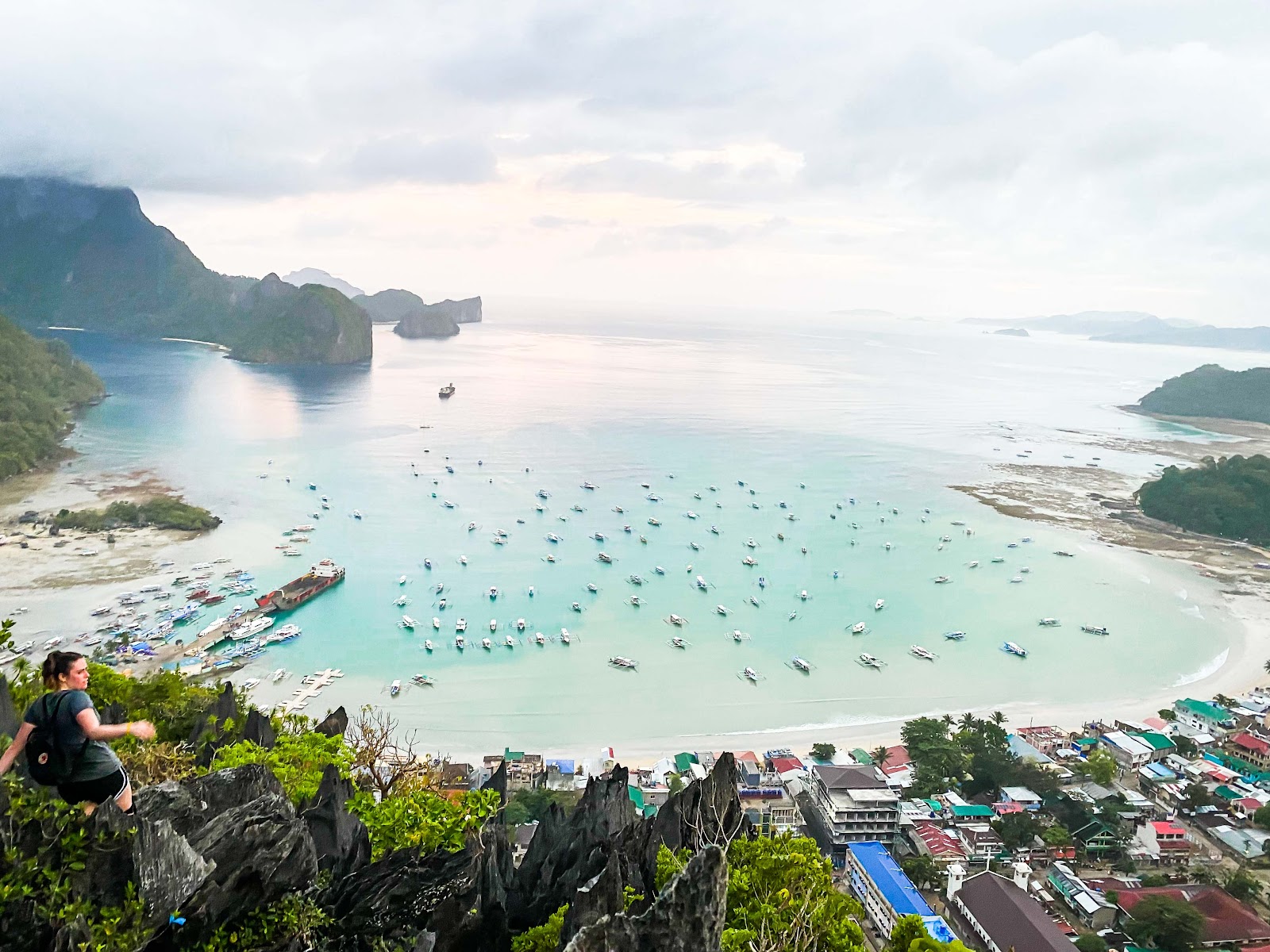 【菲律賓巴拉望】愛妮島自由行必挑戰！攀登 Taraw Cliff 將市區美景海景一網打盡！一次告訴你瘋狂的攻頂攻略｜三八旅客