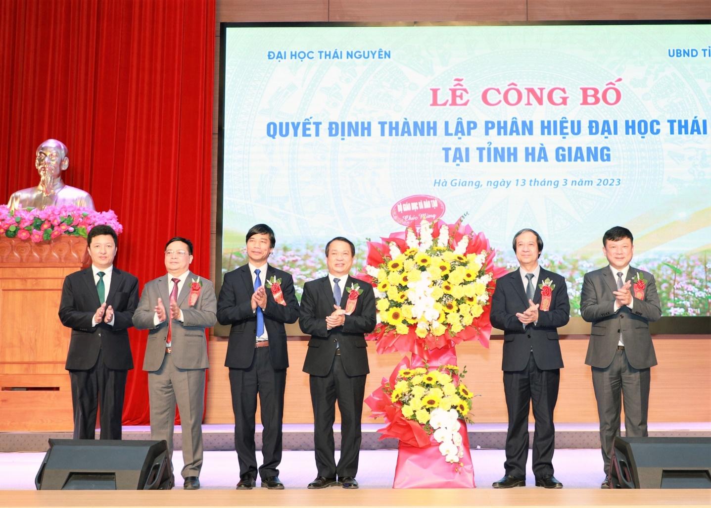 Bộ trưởng Bộ GD&ĐT Nguyễn Kim Sơn tặng hoa chúc mừng Phân hiệu Đại học Thái Nguyên tại tỉnh Hà Giang