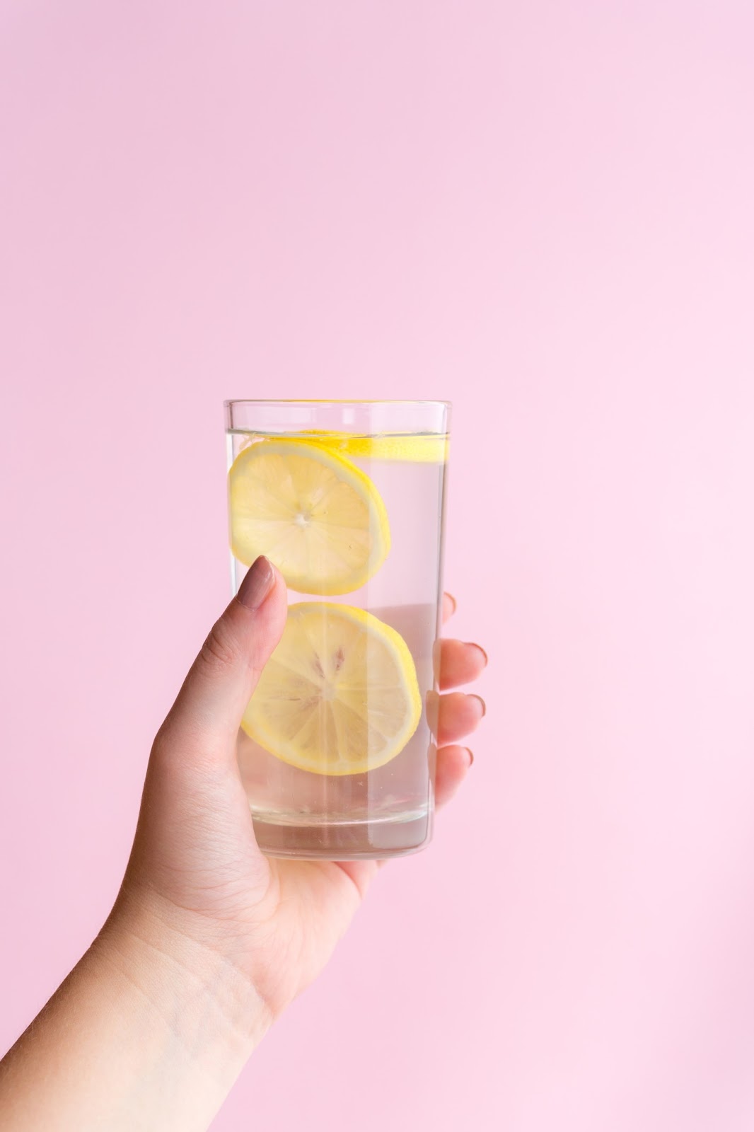 Glass of water with lemon slices in it