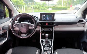 Bên trong nội thất, Toyota Veloz Cross cũng ghi điểm cao nhờ độ rộng rãi, lối bố trí hiện đại