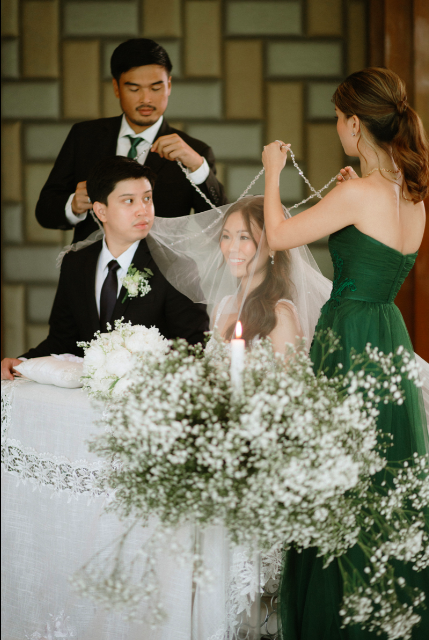 The tradition of cord and veil during a Filipino wedding.