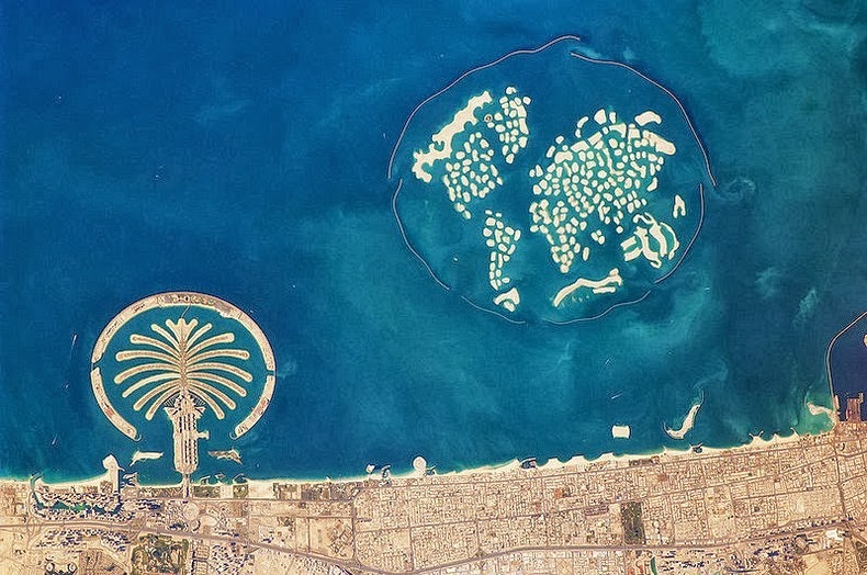 अंतराळातून दिसणाऱ्या गोष्टी, things you can see from space, china wall, Almeria Greenhouses, Palm Islands, Great Pyramid of Giza,  दुबईतील पाम बेट,  चीनची भिंत, अल्मेरिया ग्रीन हाऊस