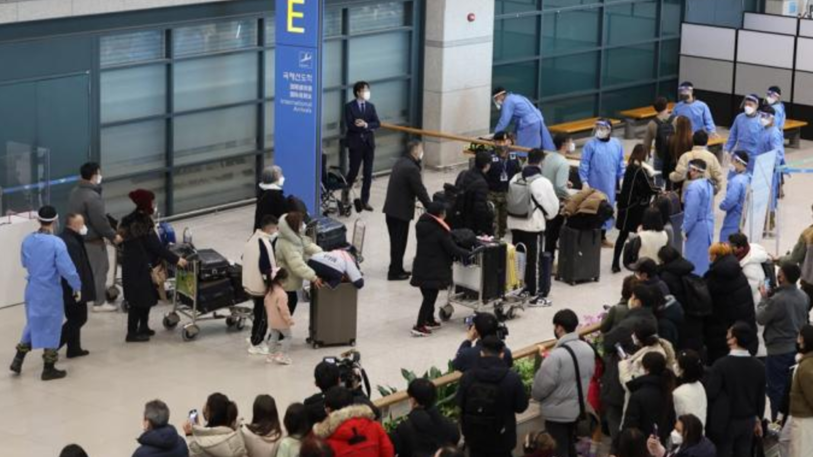 people busy in airport in china amidst rise in covid cases