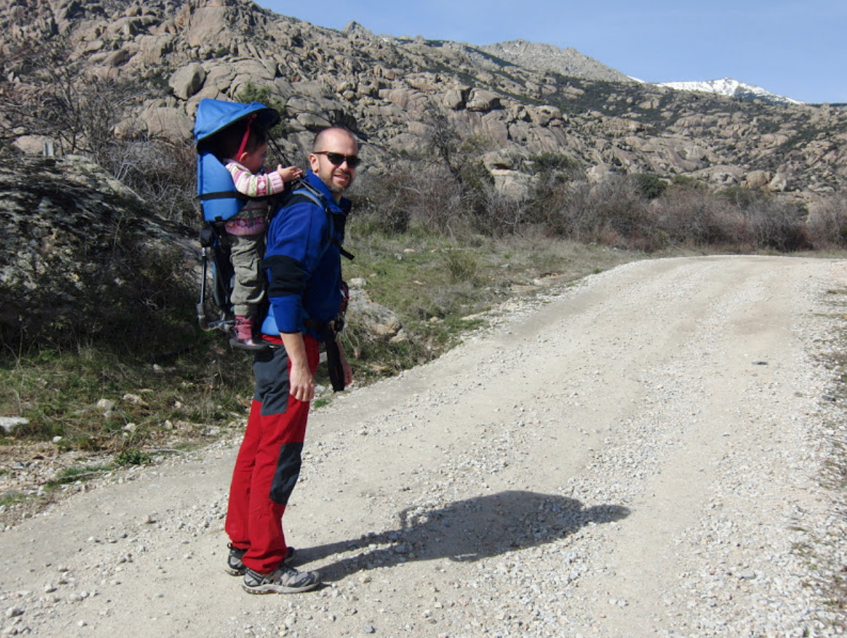 Mochila portabebés, portabebés y un paseo por el monte | Un artículo de Amatriuska
