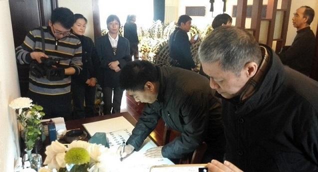 7-20150313上午10时，前往曾彦修家吊唁的人们。