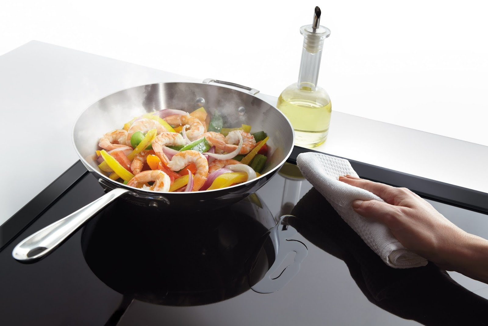 Việc lau dọn sau khi nấu nướng sẽ không còn là nỗi lo, một lợi ích khi sử dụng bếp điện từ mà bạn không thể bỏ qua.