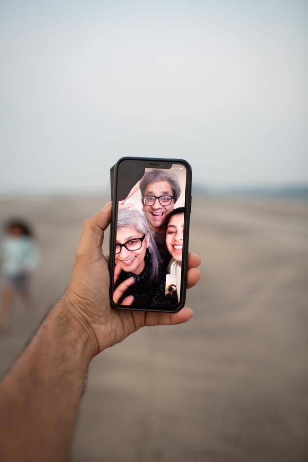 Foto da tela do celular em uma vídeo chamada com avós 