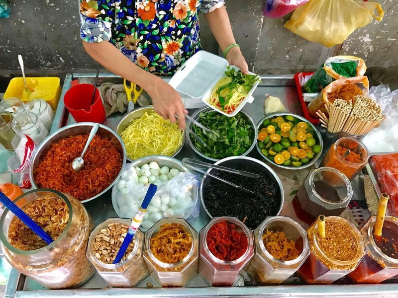 Bánh tráng trộn Sài Gòn - món ăn vặt nổi tiếng