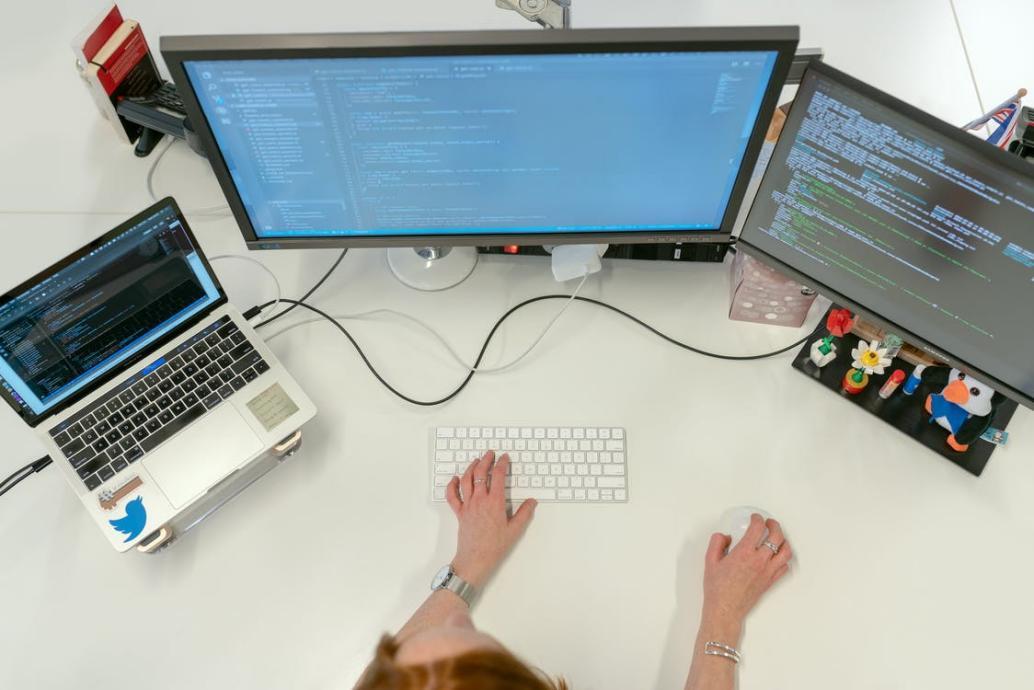 免費 女軟件工程師，在計算機上編碼 圖庫相片