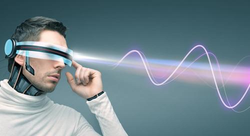 Mann mit einer futuristischen Brille, die elektromagnetische Störungen abstrahlt