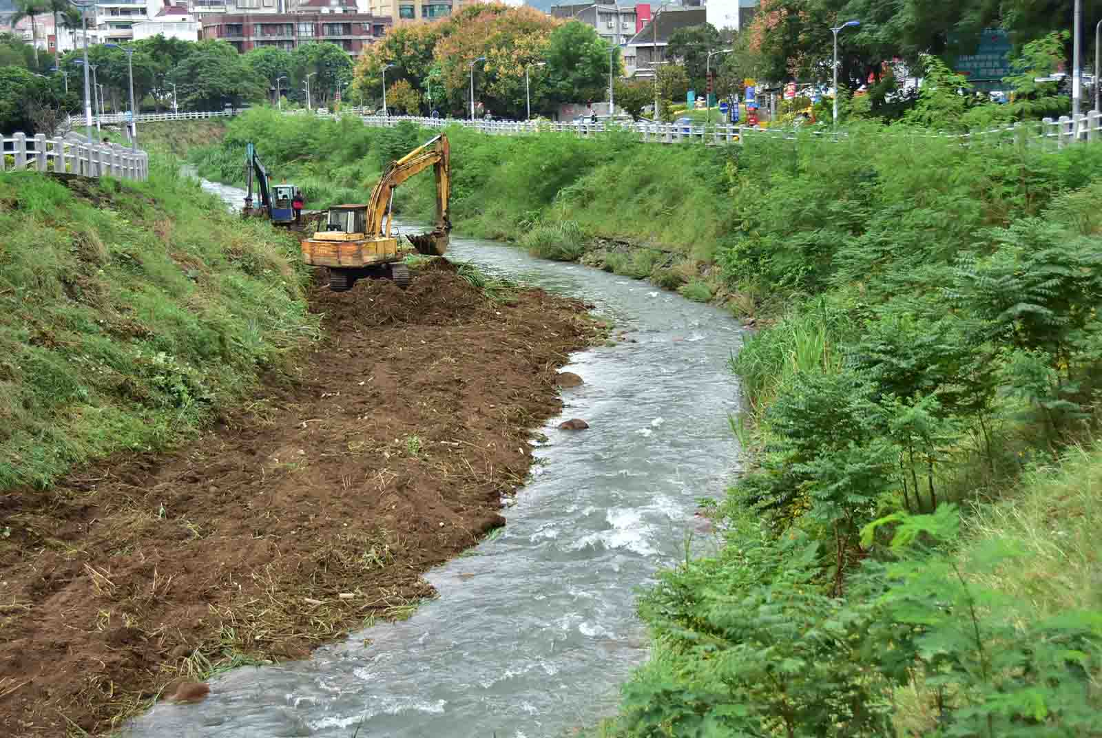 磺溪-怪手-除草-清淤-防洪-下游-三面光-水泥河道-磺溪生活流域