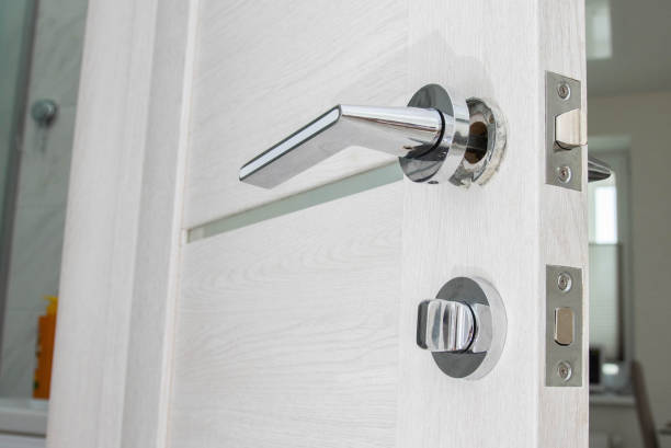 Pomo de puerta con mecanismo para puerta de interior en latón color gris  plata