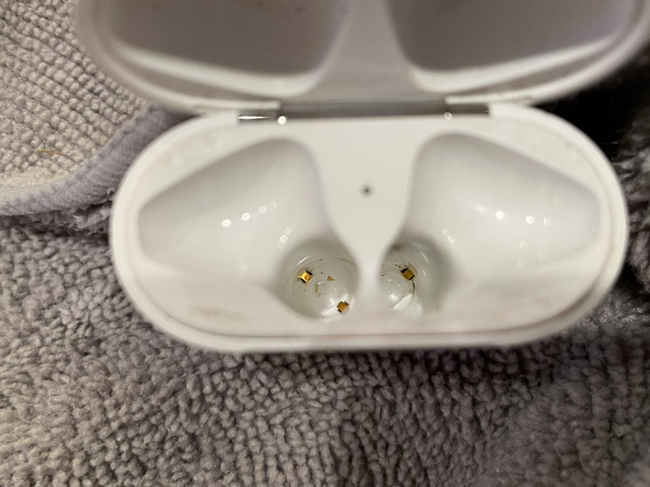 Examine For Dust In Your AirPods/Case 