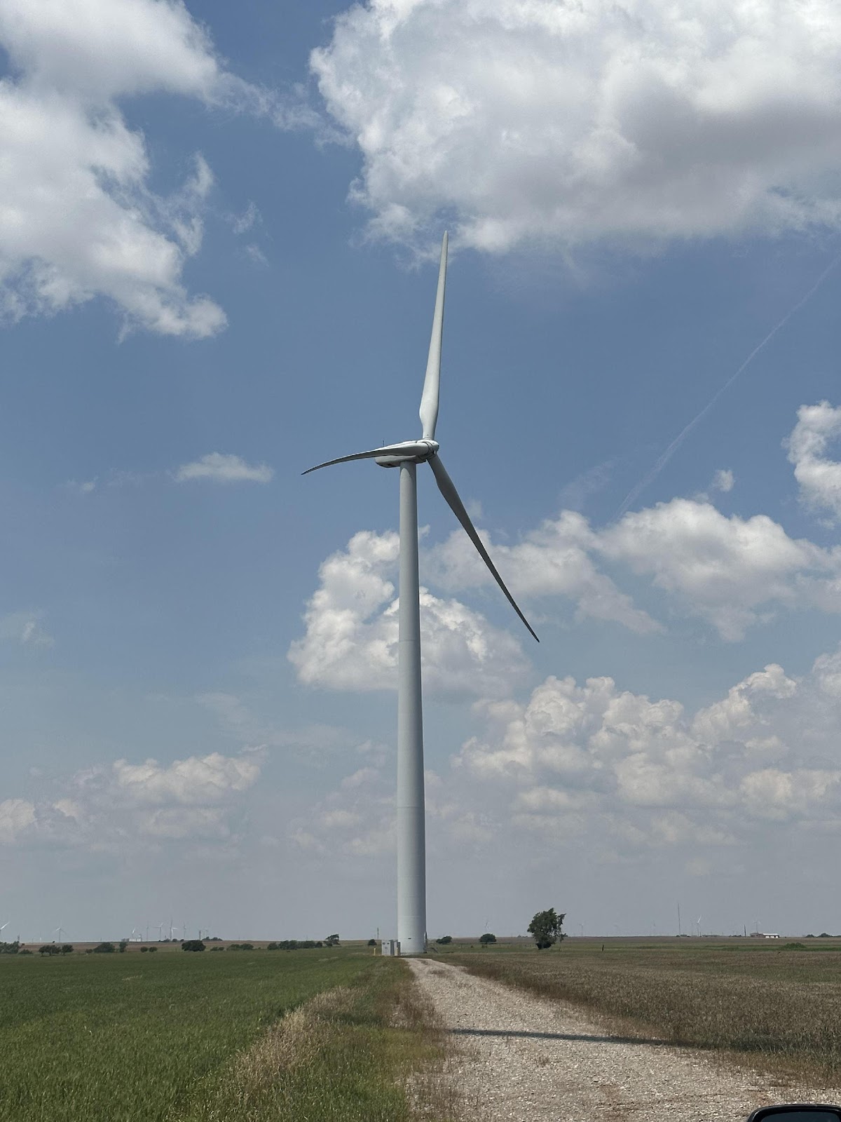 A wind turbine in a field

Description automatically generated with low confidence