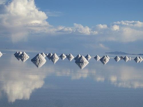 http://genk2.vcmedia.vn/N0WoyYblO3QdmZFKPMtKnadHAHTevz/Image/2012/09/Salar-de-Uyuni17-f28d2.jpg