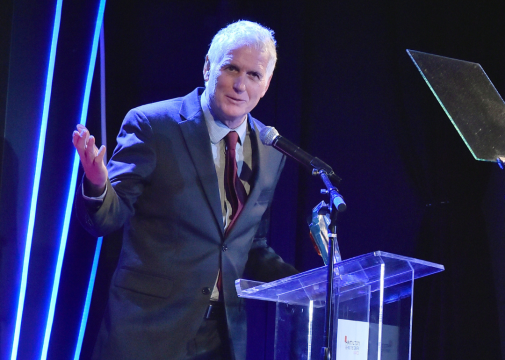 Robert Yeoman speaking onstage with award.