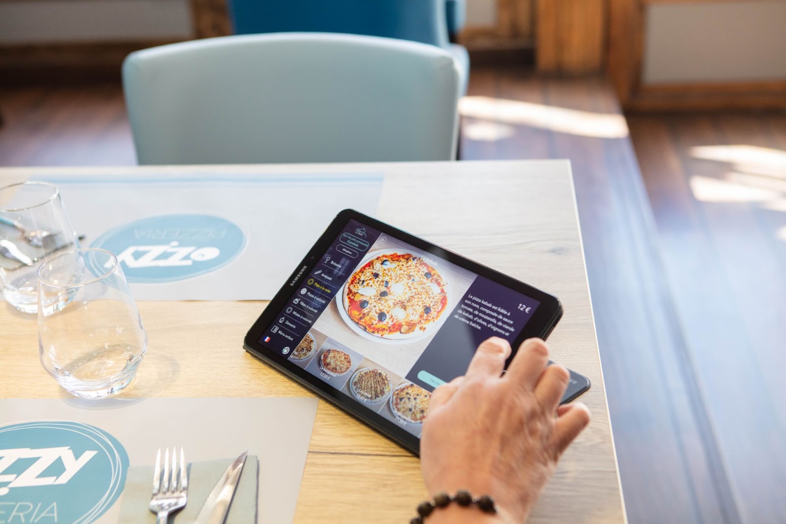 Le menu sur tablette dans les restaurants Ozzy Pizzéria à Blois et à Tours. 