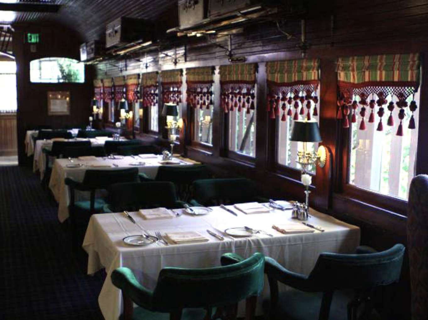 A room with tables and chairs

Description automatically generated with medium confidence