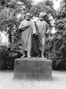 E:\Museu Britanico\Bundesarchiv_Bild_183-46722-0008,_Chemnitz,_Marx-Engels-Denkmal.jpg