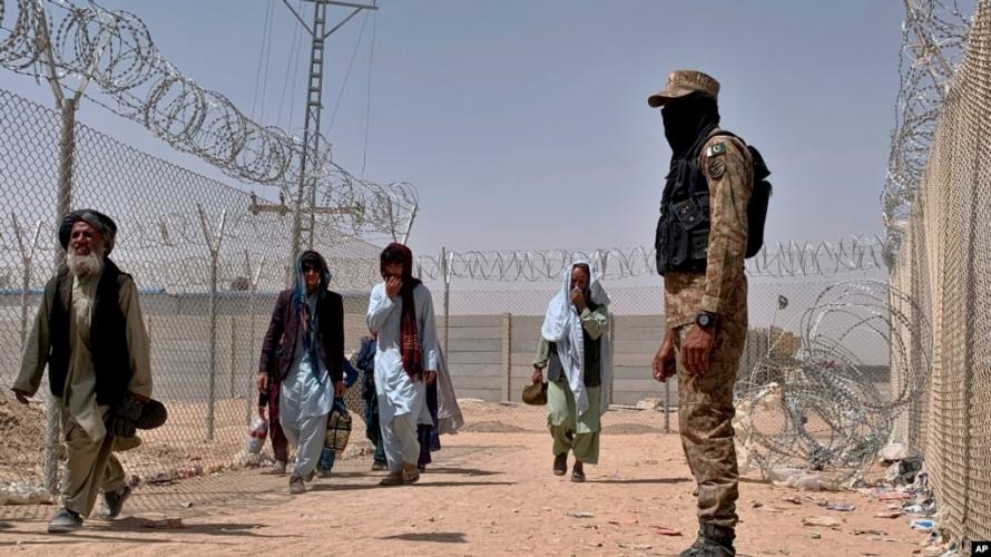 Người dân Afghanistan vào Pakistan qua chốt kiểm soát ở Chaman, Pakistan. 