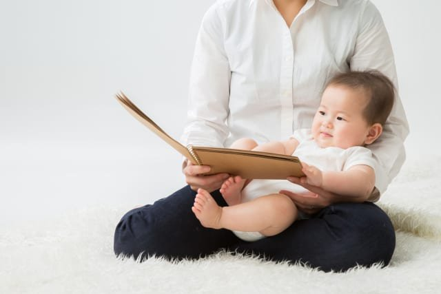 Hãy cố gắng duy trì hoạt động đọc sách mỗi ngày với bé