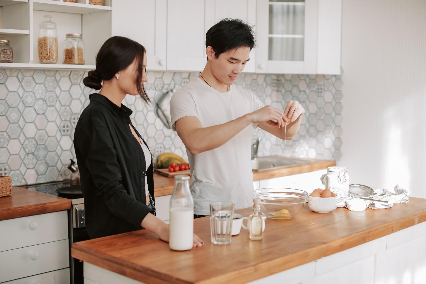 una coppia uomo e donna sta cucinando in cucina