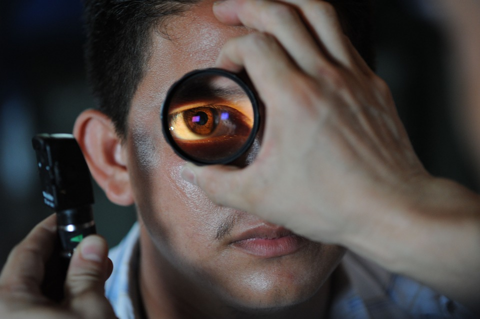 https://pixabay.com/photos/optometrist-doctor-patient-eye-91751/