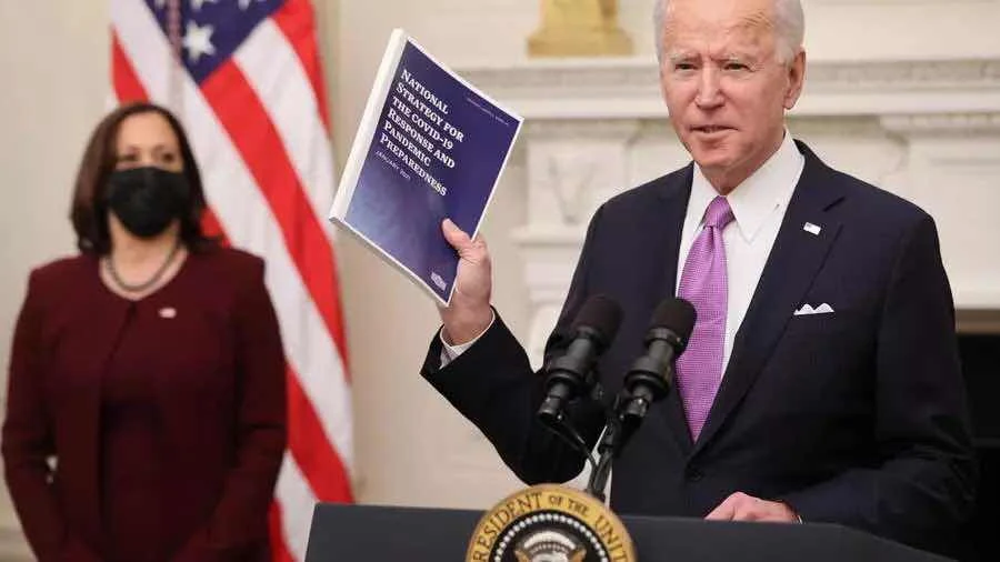 Phó tổng thống Kamala Harris (T) nghe tổng thống Joe Biden nói về kế hoạch chống dịch Covid-19, Nhà Trắng, Washington, Mỹ, ngày 21/01/2021. REUTERS - JONATHAN ERNST 