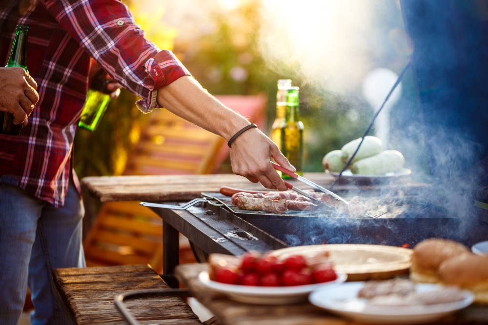 A mobil grillel szabadtéren bármikor mennyei grillételeket készíthetünk.