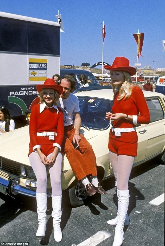 D:\Documenti\posts\posts\Women and motorsport\foto\Getty e altre\Jarama\BRM driver Peter Gethin with two Marlboro pit-babes before the 1972 Spanish Grand Prix at Jarama.jpg