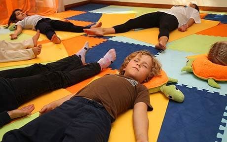 Resultado de imagen de relajacion en el suelo niños