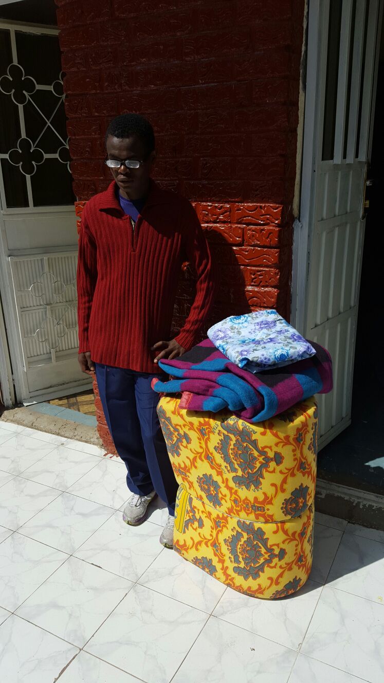 Kalabessa oct 2015 con ropa de cama para su habitacion.JPG