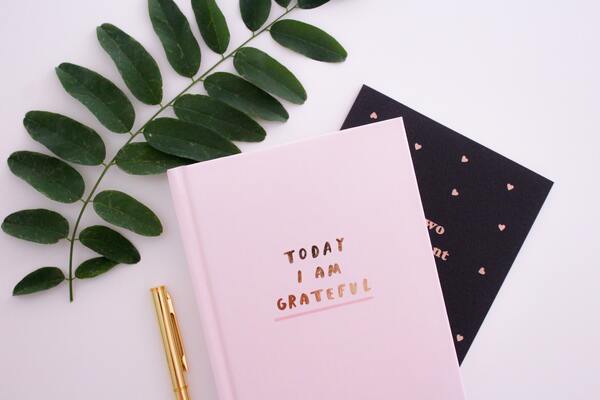 Foto de um caderno com a escrita "Today I am grateful" 