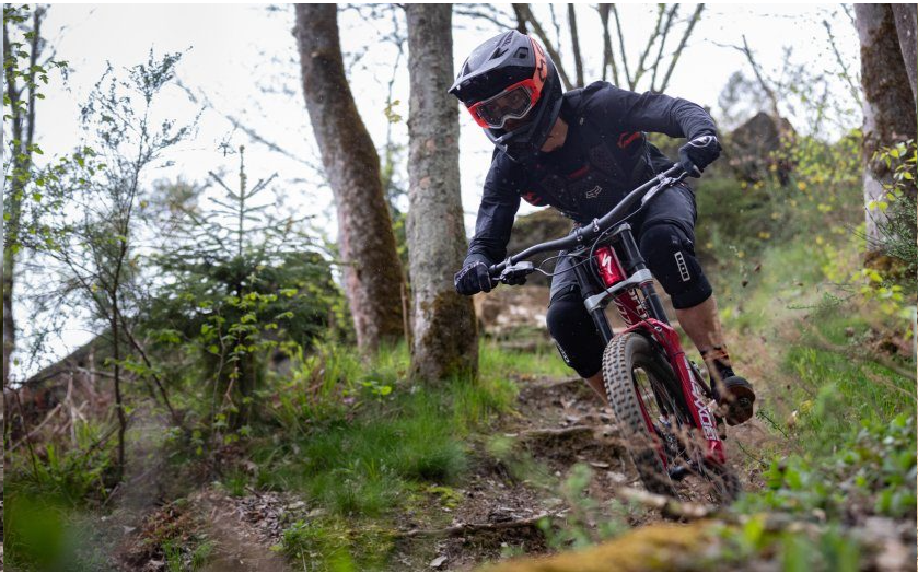 When riding with wider handlebars, the width of the bars promotes open airways for better breathing while mountain biking.