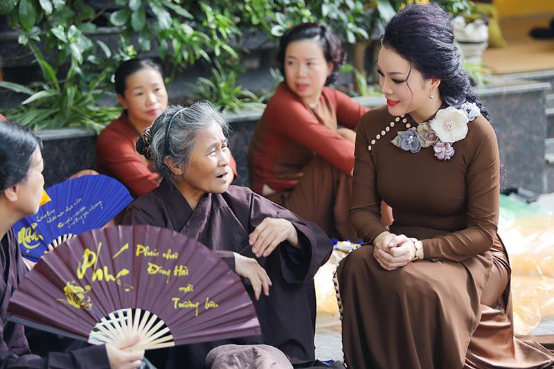 Dành thời gian cùng cha mẹ đi chùa