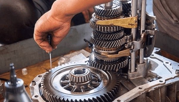 Ô tô vào số bị kêu
