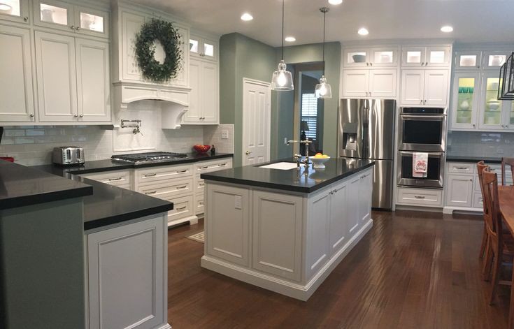 What Color of Granite Will Go with SW Pearly White Cabinets?