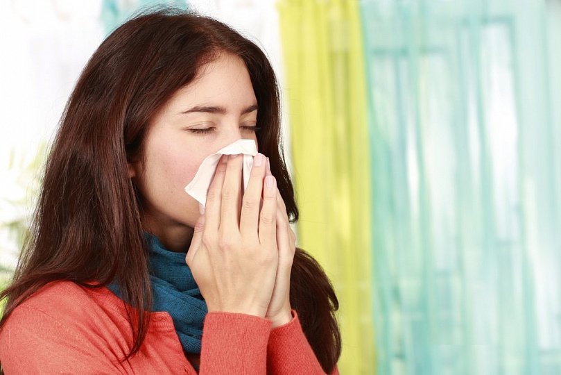 Симптомы простуды – озноб, першение в горле, заложенность носа