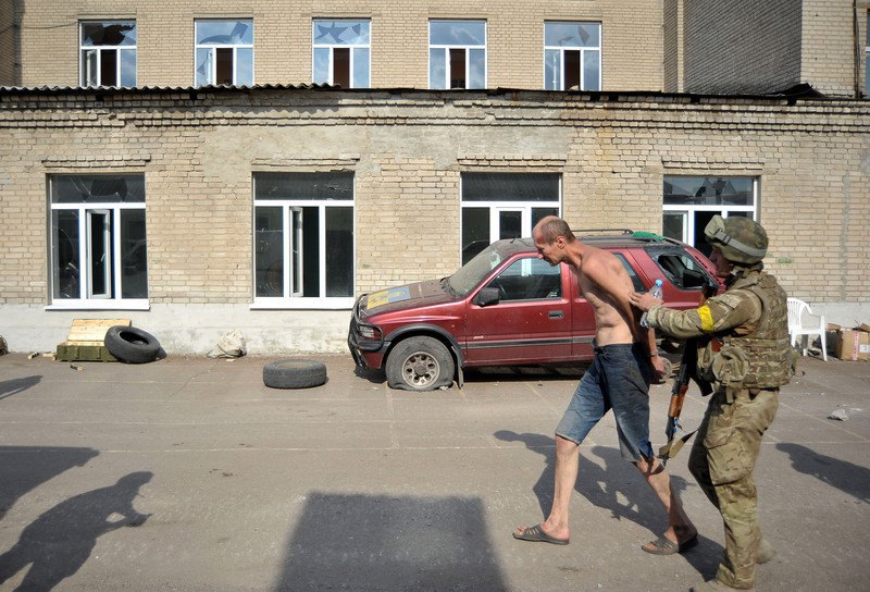 Боєць батальйону ‘Донбас’ затримав ймовірного сепаратиста в Іловайську, 25 серпня 2014 року.