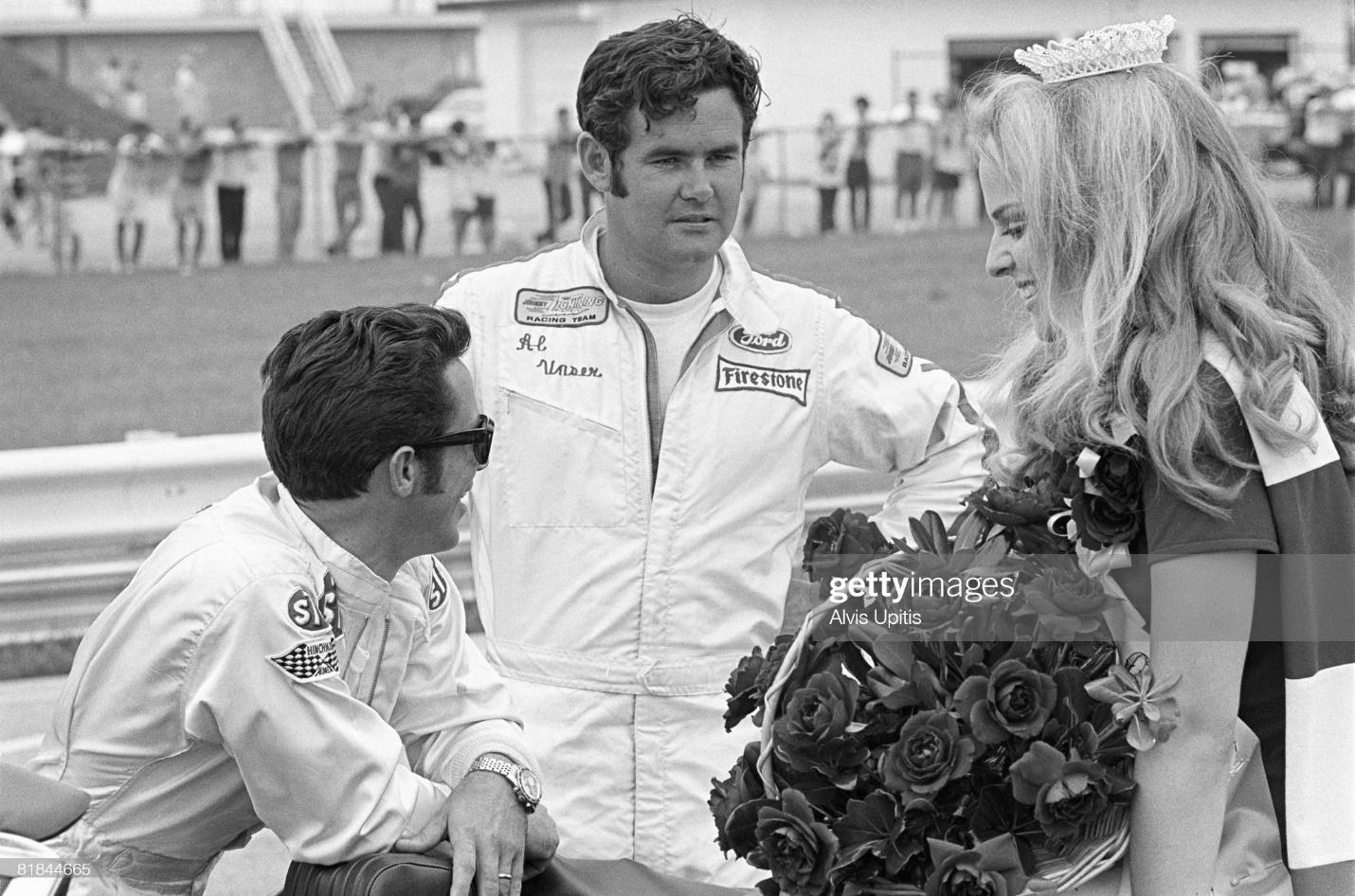 D:\Documenti\posts\posts\Women and motorsport\foto\Getty e altre\mario-andretti-and-al-unser-chat-with-the-race-queen-before-the-start-picture-id81844665.jpg