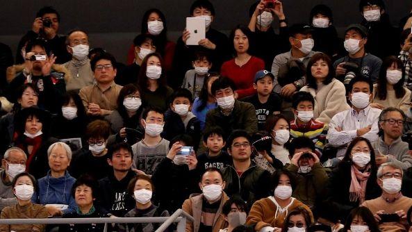 一负责接待从武汉乘包机回国日本官员自杀