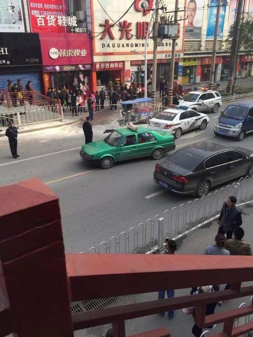 陕西咸阳摩的司机老人自焚 警方证实正在救人