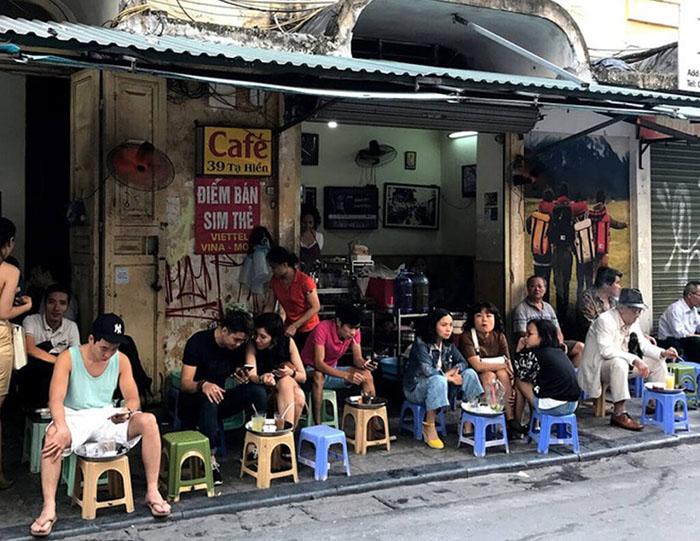 Ảnh có chứa văn bản, người, ngoài trời, nhà hàng

Mô tả được tạo tự động