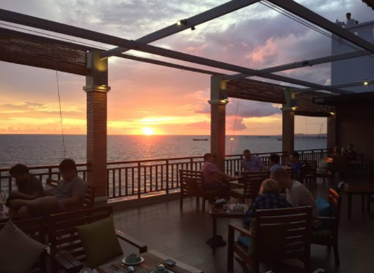 Nhà hàng Xin Chào có view đẹp khi nằm ngay sát biển (Nguồn: sưu tầm)