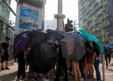 2019年8月24日,示威者包围其中一枝智慧灯柱。(路透社)