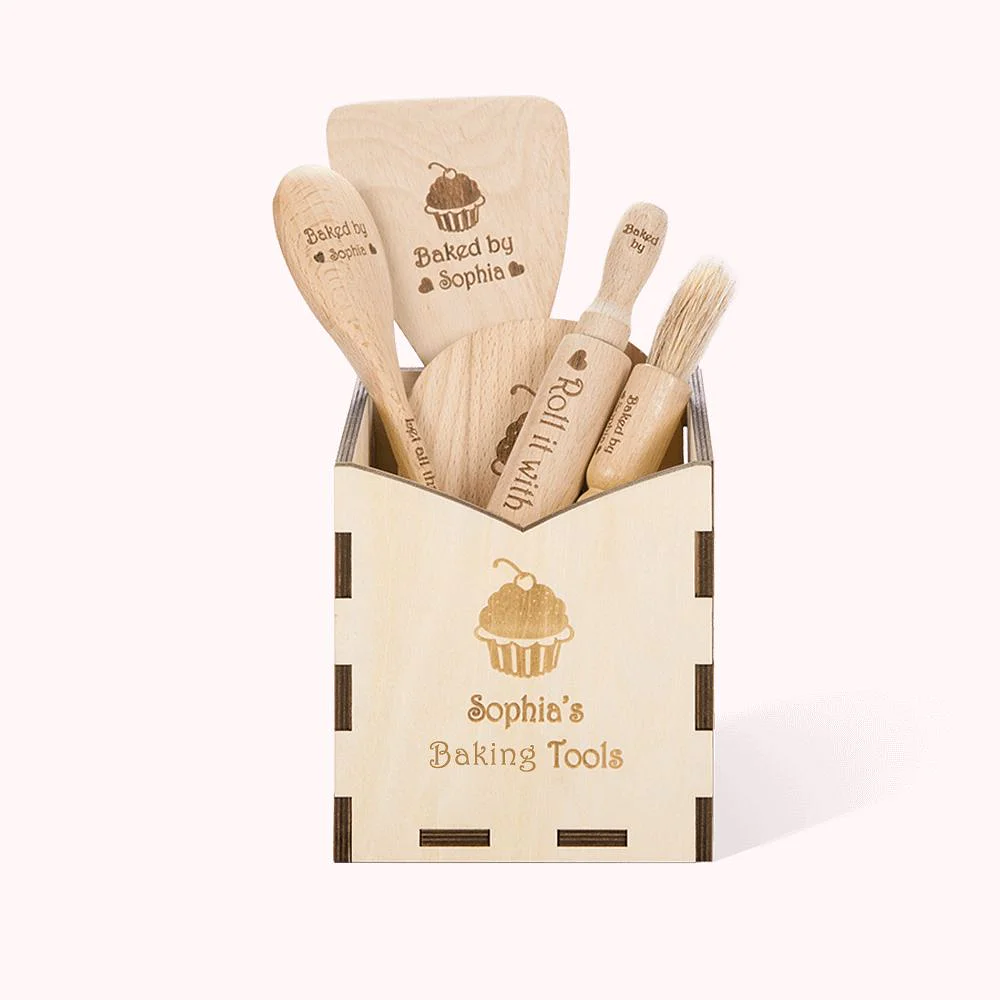Set de spatules en bois, rouleau à pâtisserie et autre objets disposés dans une boîte personnalisée.
