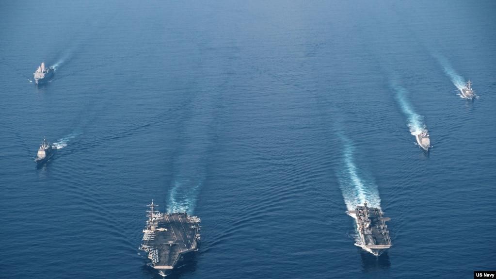 美国海军罗斯福号航母战斗群与马金岛号两栖戒备群2021年4月9日在南中国海进行编组巡航。（美国海军提供）