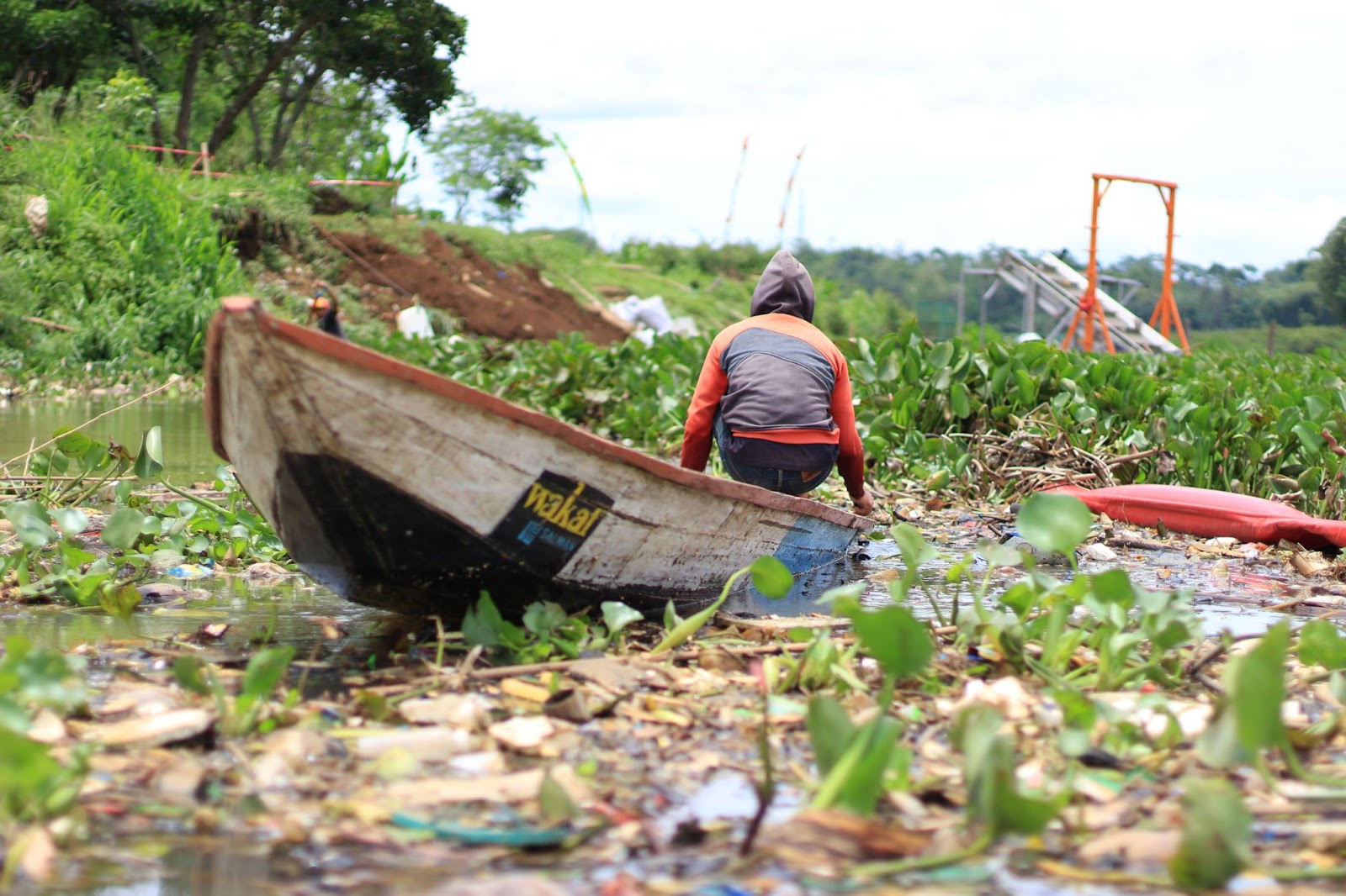 Pelestari Sungai Citarum Mengambil Sampah yang Ditahan Trashboom (Faqih Mauludin / Greeneration Foundation)