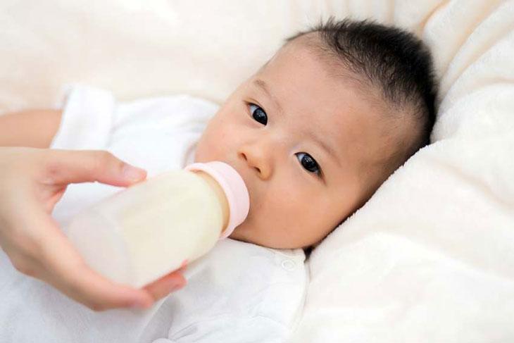 Trị táo bón cho bé bằng cách thay đổi loại sữa mới