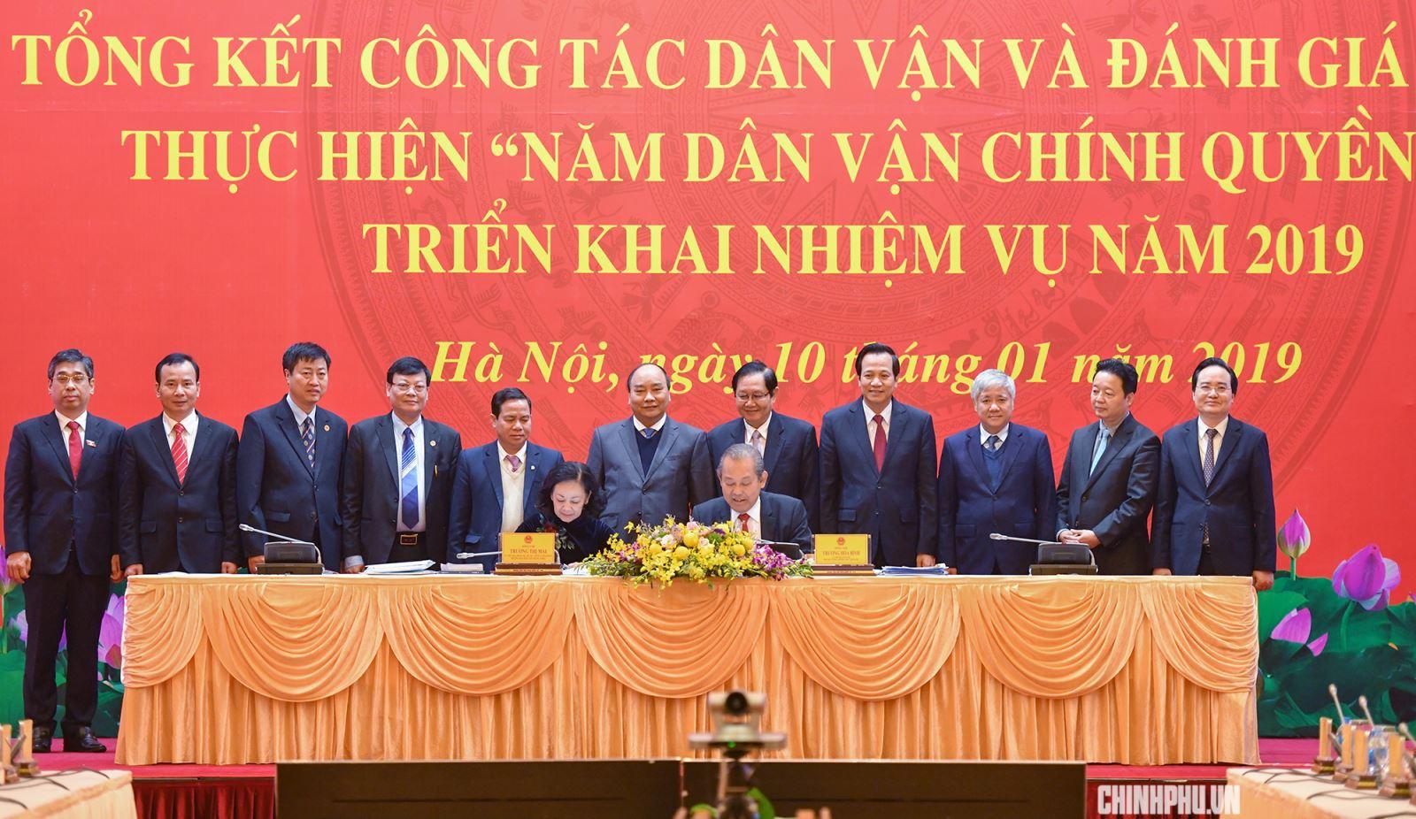 http://hoinhabaovietnam.vn/data/data/vuhuong/2019/01/10/ky-ket-van-ban-cong-tac-phoi-hop-giua-ban-can-su-dang-cp-va-ban-can-su-dang-ban-dan-van-trung-uong-1547107123-width2000height1157.jpg